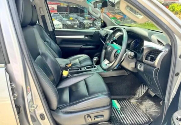TOYOTA HILUX REVO ROCCO 4WD 2019 2.8G - Image 3