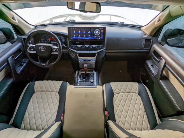 REVO ROCCO 4WD 2019 2.8G AT DOUBLE CAB BLACK - Image 2